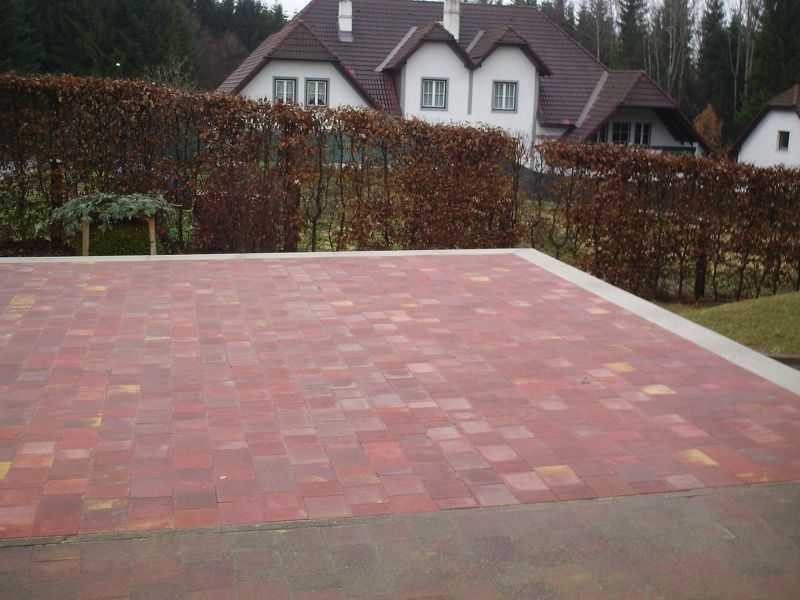 Vorplatz Stein
